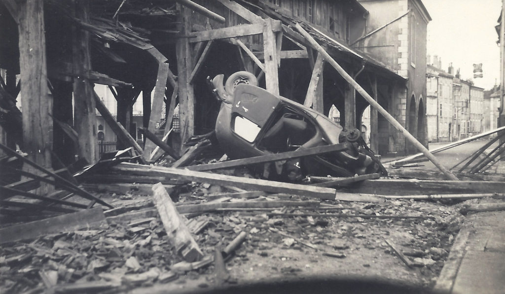 Automobile militaire retournée par le bombardement du 15 juin 1940. Son chauffeur est mort sur le coup