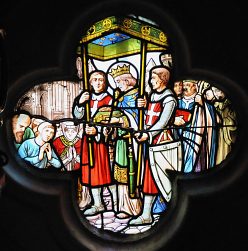 Vitrail trèfle dans la chapelle de la Sainte-Epine