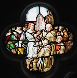 Vitrail trèfle dans la chapelle de la Sainte-Epine
